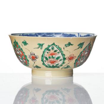 Skål samt fat, porslin. Qingdynastin, Kangxi (1662-1722).