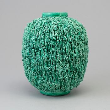 GUNNAR NYLUND, vas, chamotterat stengods, "Igelkottsvasen", Rörstrand.