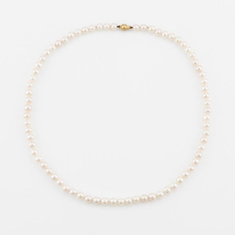 Pearl necklace, cultured pearls, 18K gold clasp.