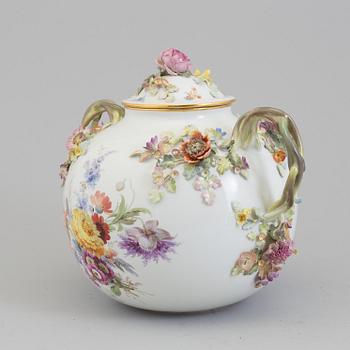 A MEISSEN PORCELAIN JAR AND LID, first half of the 20th century.