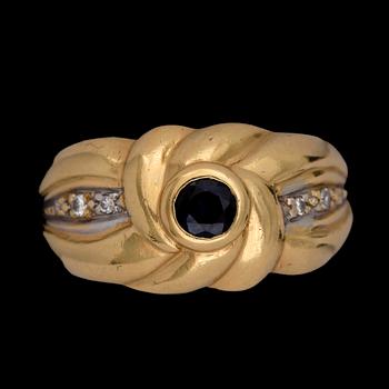 RING, 18k guld med fasettslipad safir och 6 mindre briljantslipade diamanter. Vikt ca 4,5g.