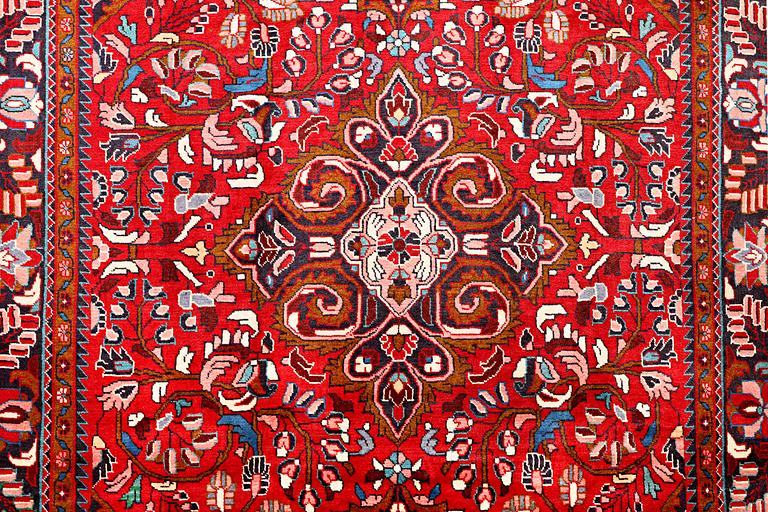A Lilihan carpet, approximately 333 x 225 cm.