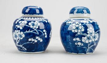 URNOR med LOCK, ett par, porslin, Kina, 1900-tal.