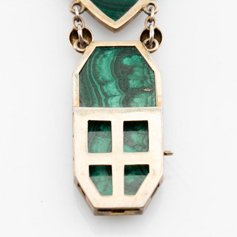 Halsband, ring och armband med slipade malakiter, Kina 1900-talets första hälft.