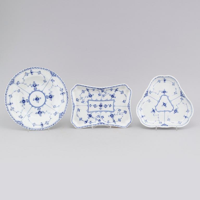 25 pieces of porcelain tableware from Royal Copenhagen, model "Musselmalet", 20th century.