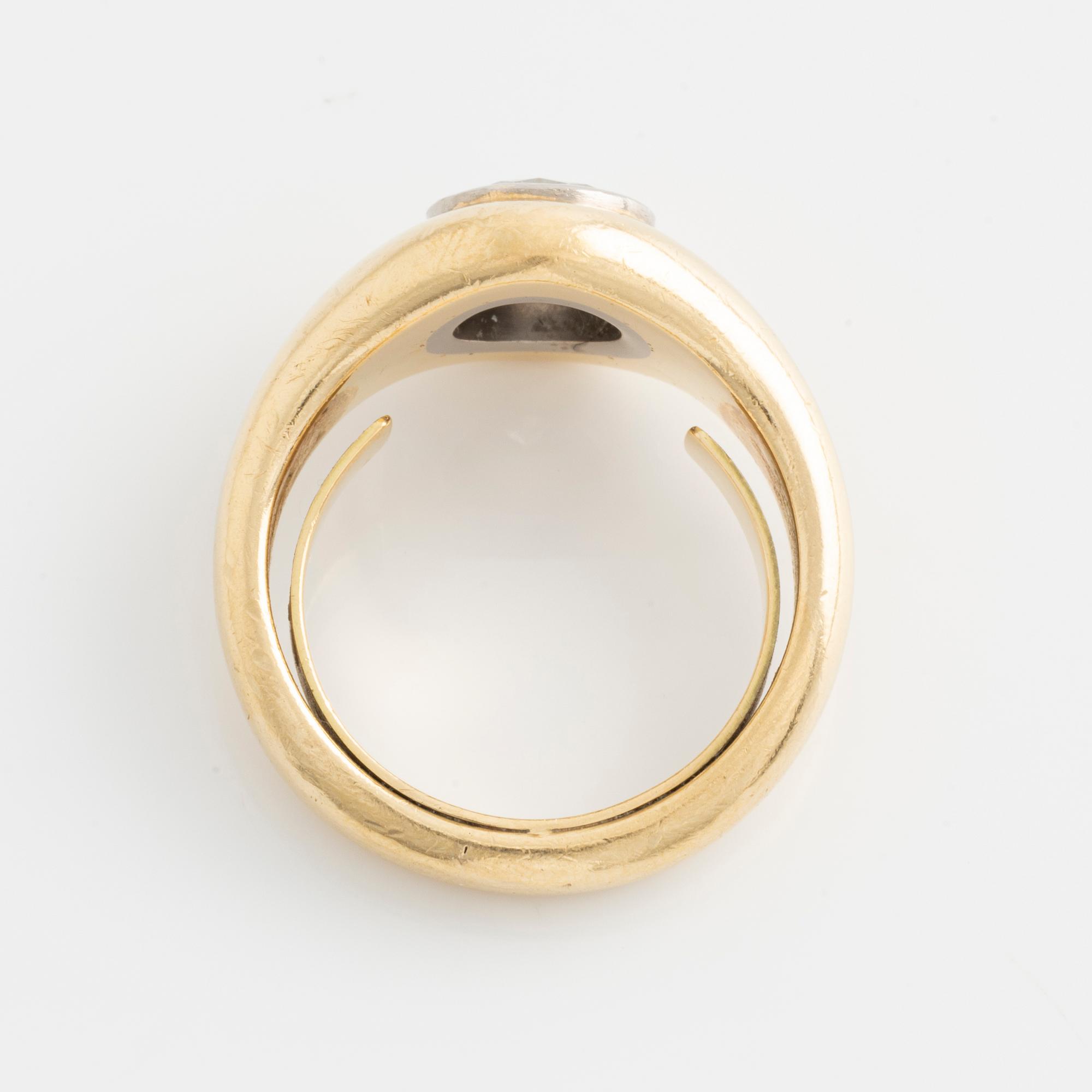 Ring with brilliant-cut diamond.