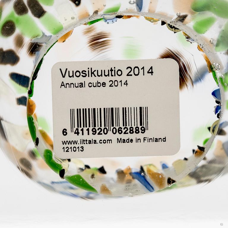 Oiva Toikka, an annual glass cube signed Oiva Toikka Nuutajärvi 2014, numbered 67/2000.