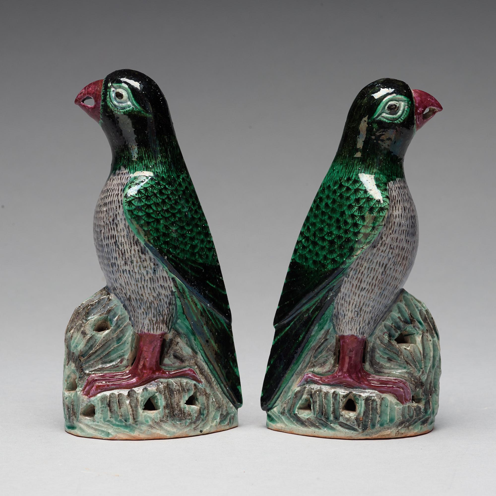 FIGURINER, ett par, porslin. Sen Qingdynasti.