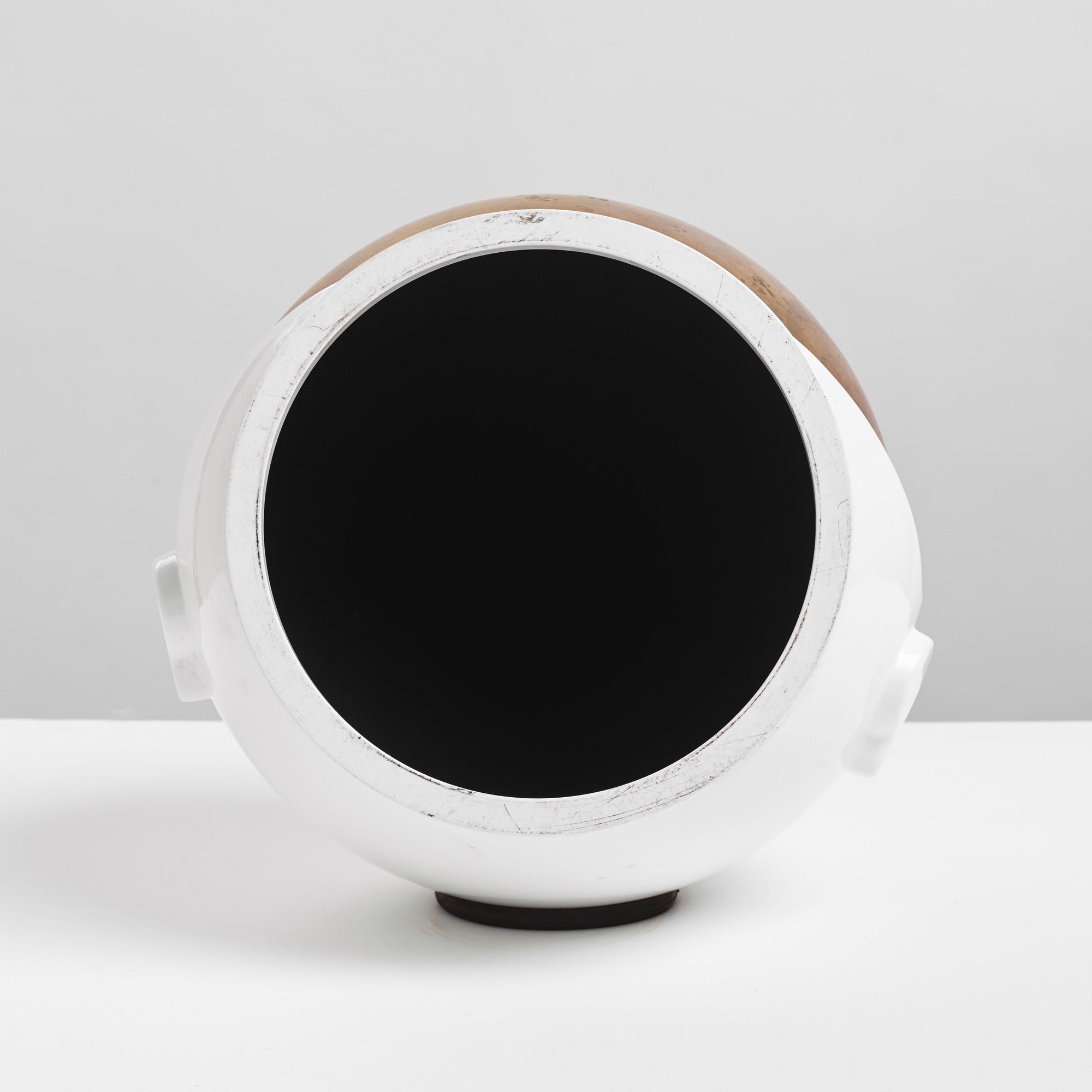 Jone Kvie, "Helmet".