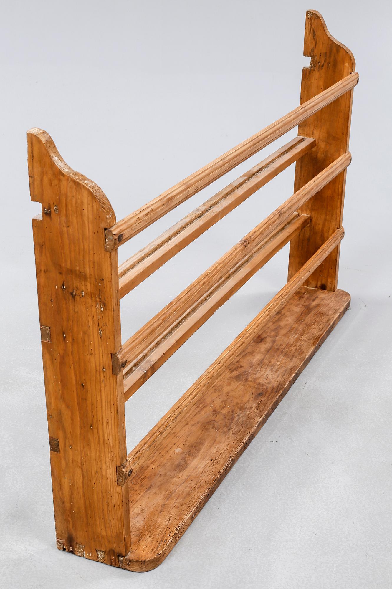 A shelf for plates, around the year 1900.