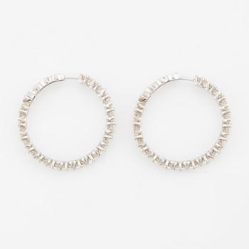 Ett par örhängen 18K vitguld med runda briljantslipade diamanter.