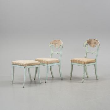 STOLAR, 2 st och TABURETT, en etikettmärkt med Stockholms stolmakareämbetes sigill. Empire, 1800-talets första hälft.
