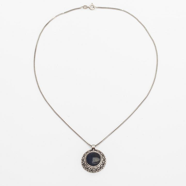 Kai Lindström, Halsband, sterlingsilver, spektrolit. Kalevala Koru, Helsingfors 1978.