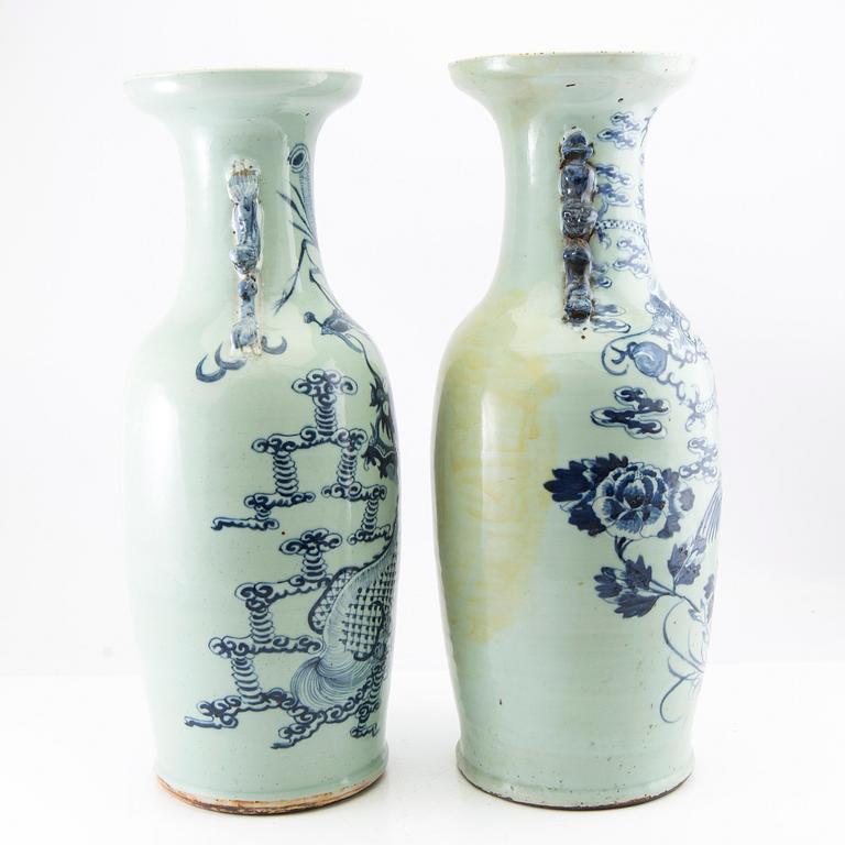A pair of large Chinese vases, late Qing dynasty/early 20th century.