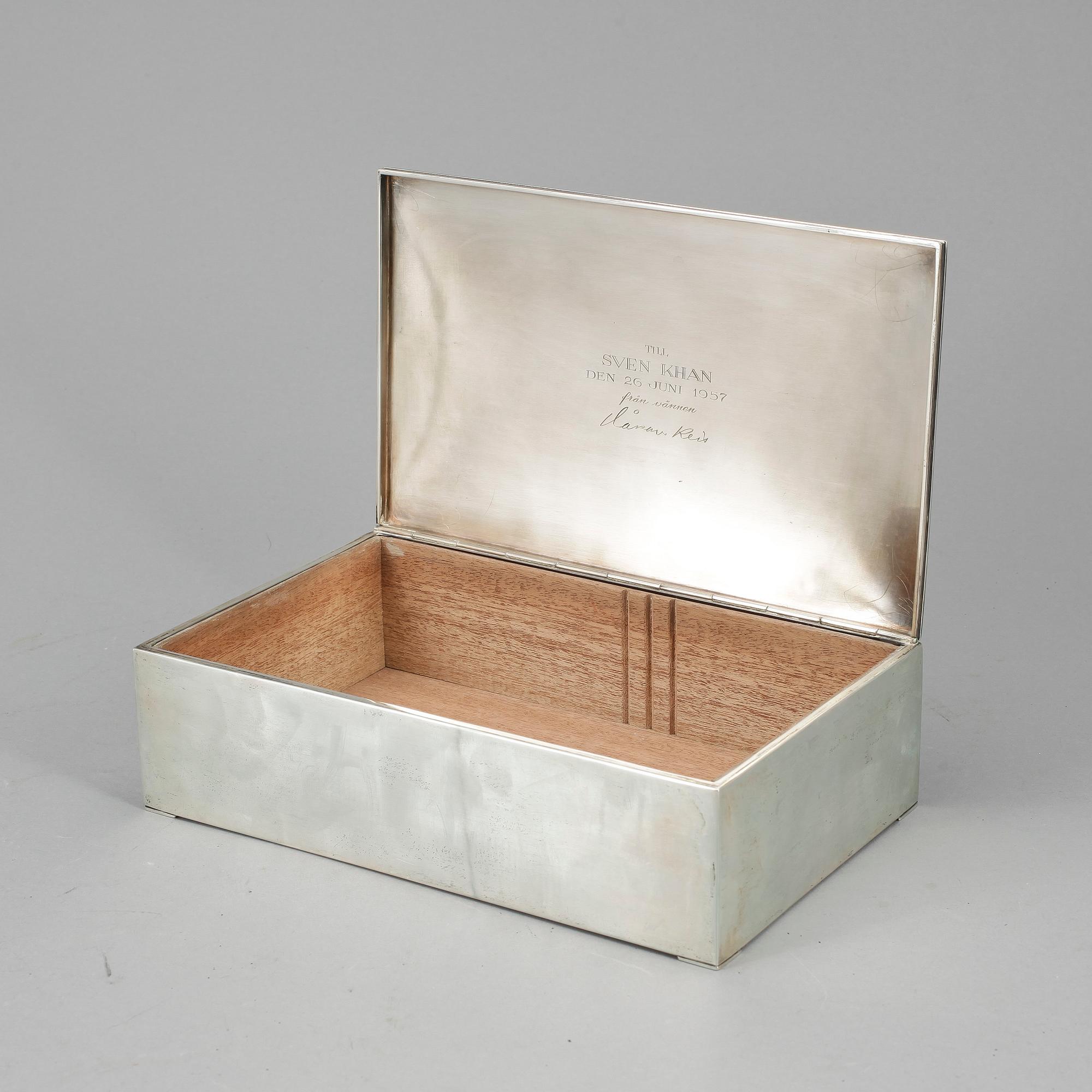 CIGARRSKRIN, silver, 1900-talets mitt. Totalvikt inklusive träinredning 829 gram.