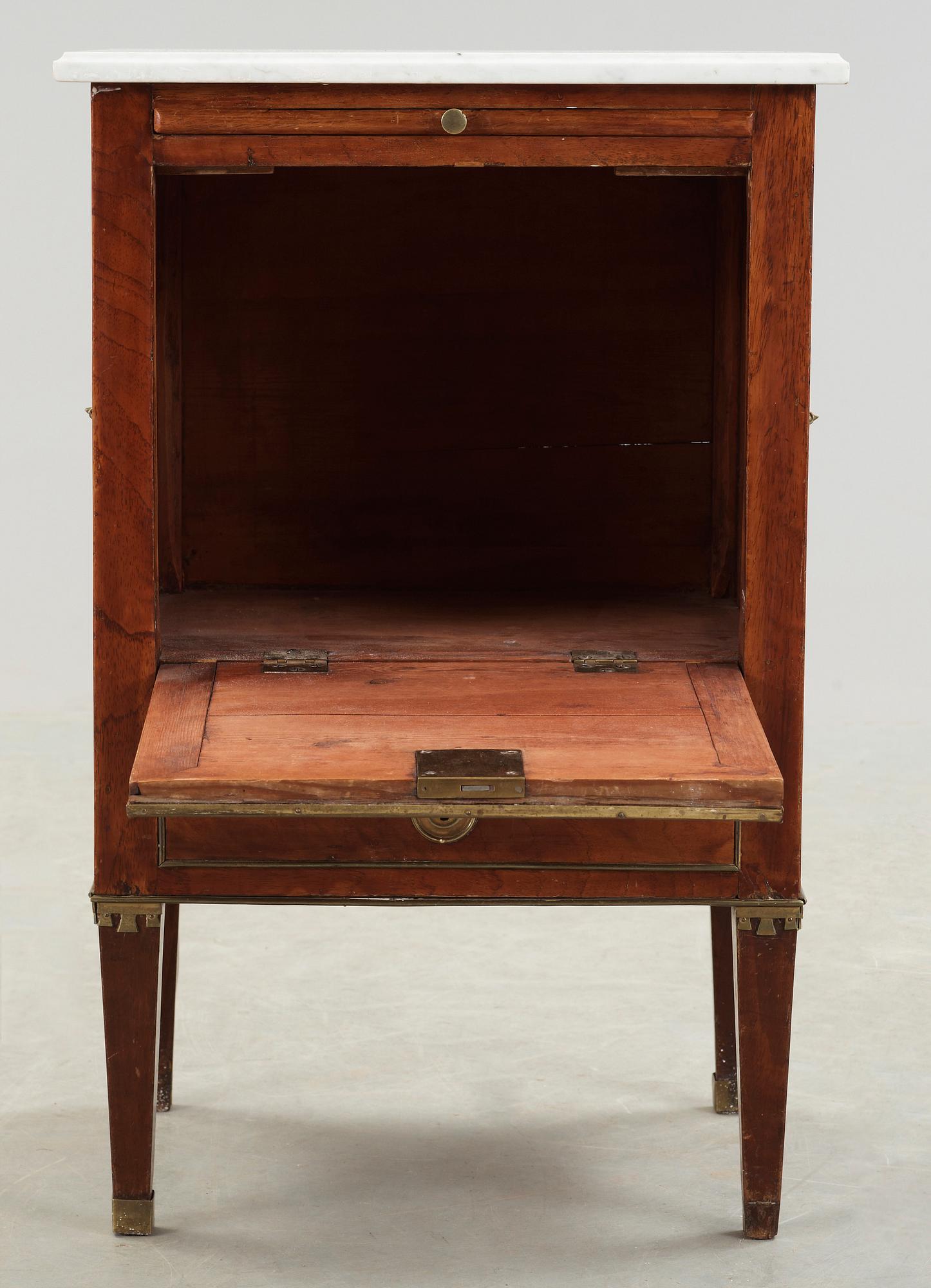POTTSKÅP, sengustavianskt, möjligen Stockholmsarbete, omkring 1800.