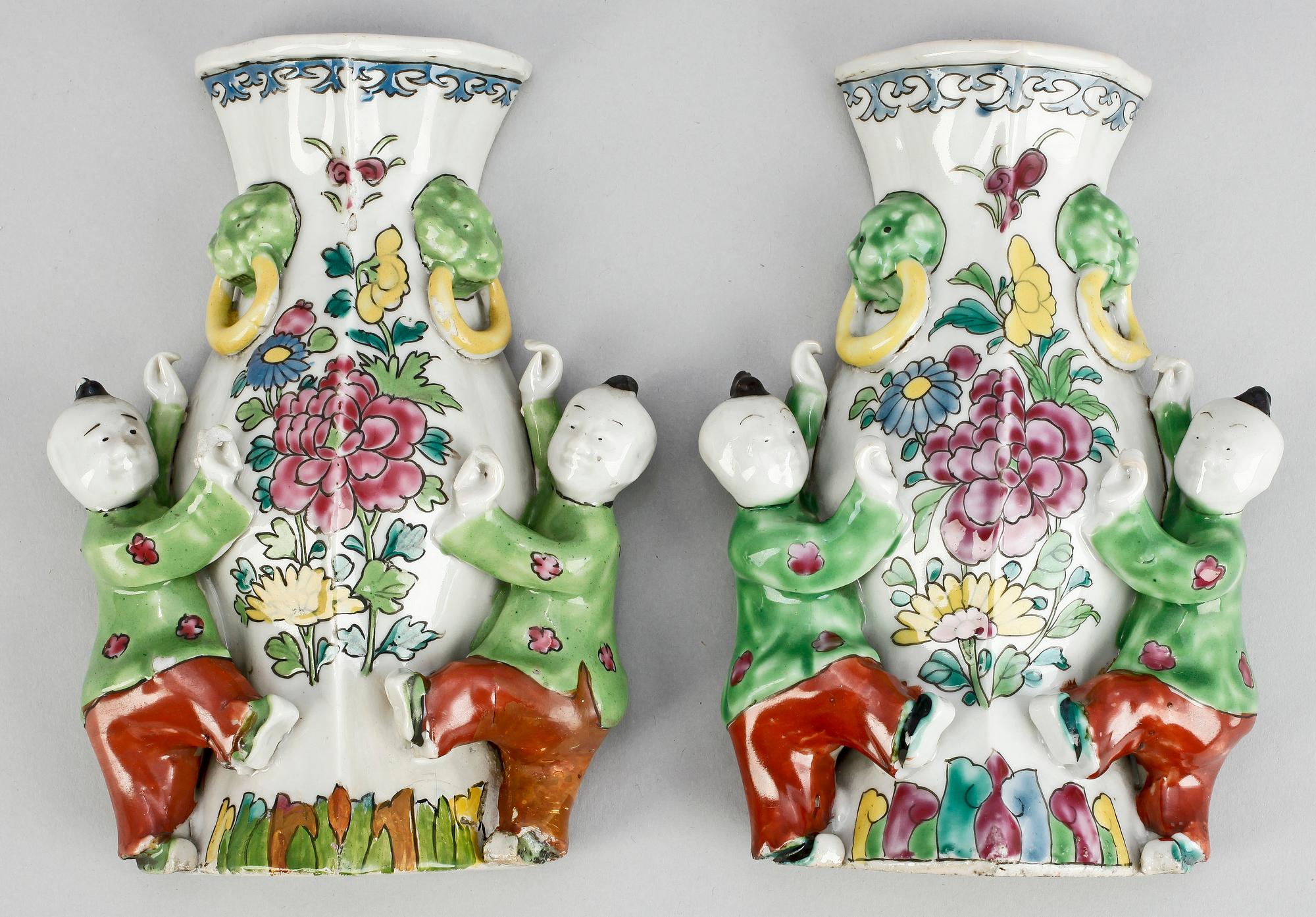 VÄGGVASER, 2 st, porslin. Troligen Samson ca 1900.