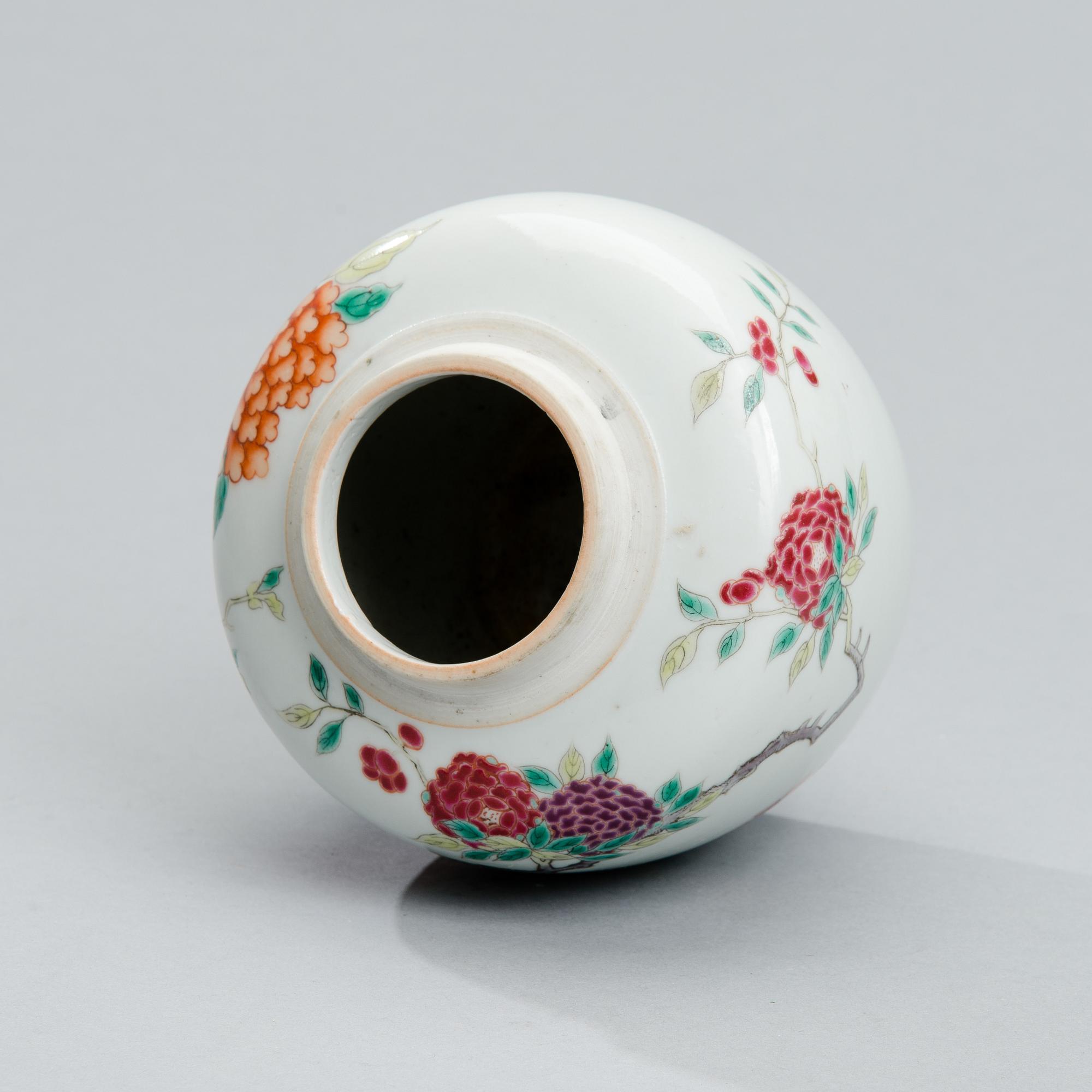 URNA MED LOCK, porslin, Kina 1800-tal.