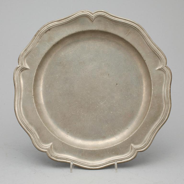 FAT, tenn, rokoko, otydliga stämplar, troligen Stockholm, 1700-tal.
