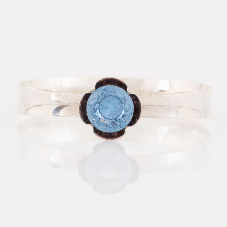 An Alton silver bracelet set with a synthetic blue stone.