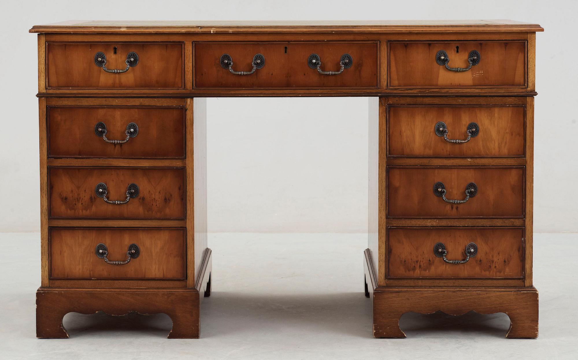 SKRIVBORD, engelsk stil, 1900-talets andra hälft.