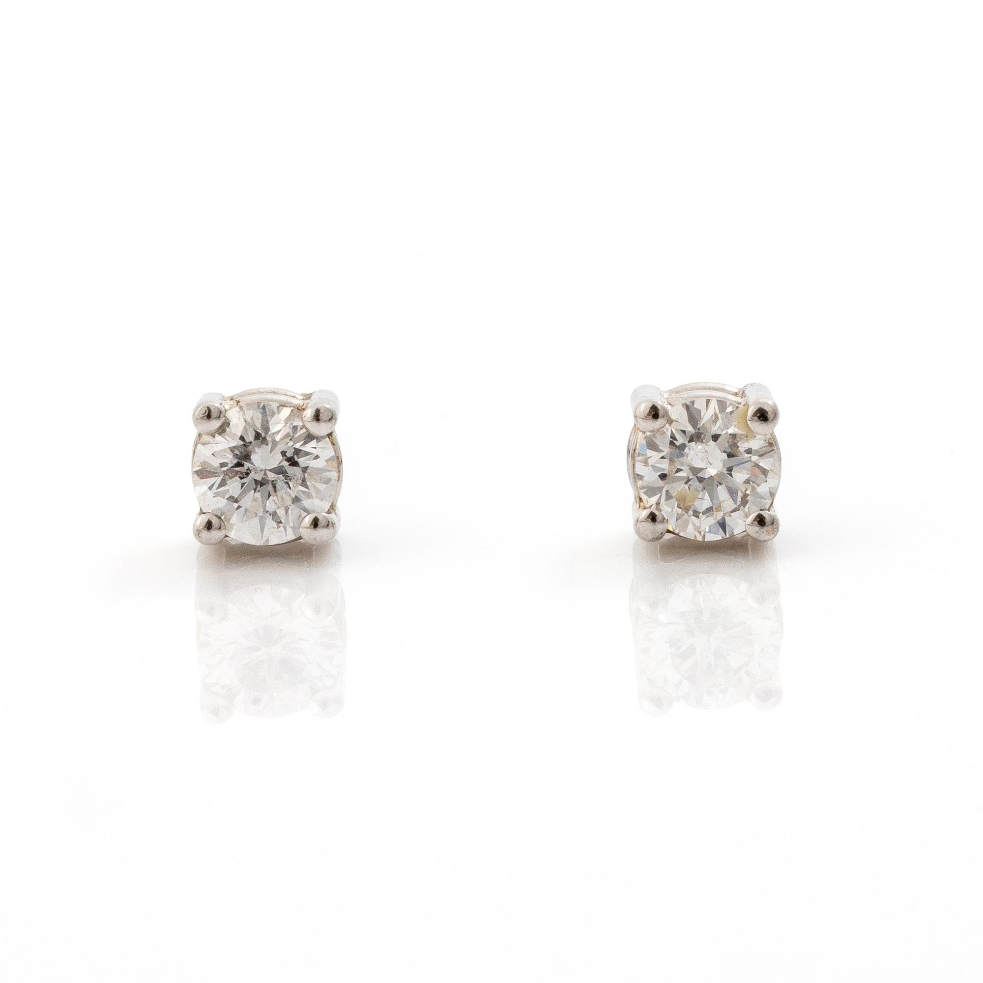 18K white gold earrings with brilliant-cut diamonds.