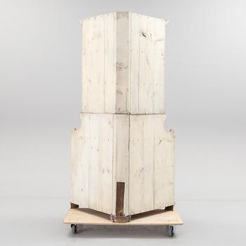 A late gustavian corner cabinet from around year 1800.