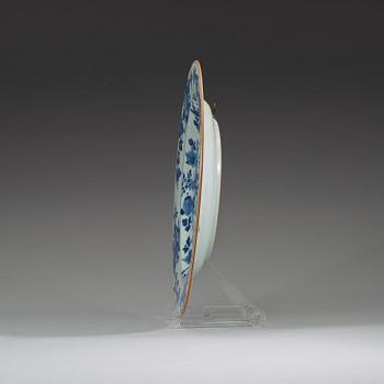 A blue and white dish, Qing dynasty, Kangxi (1662-1722).