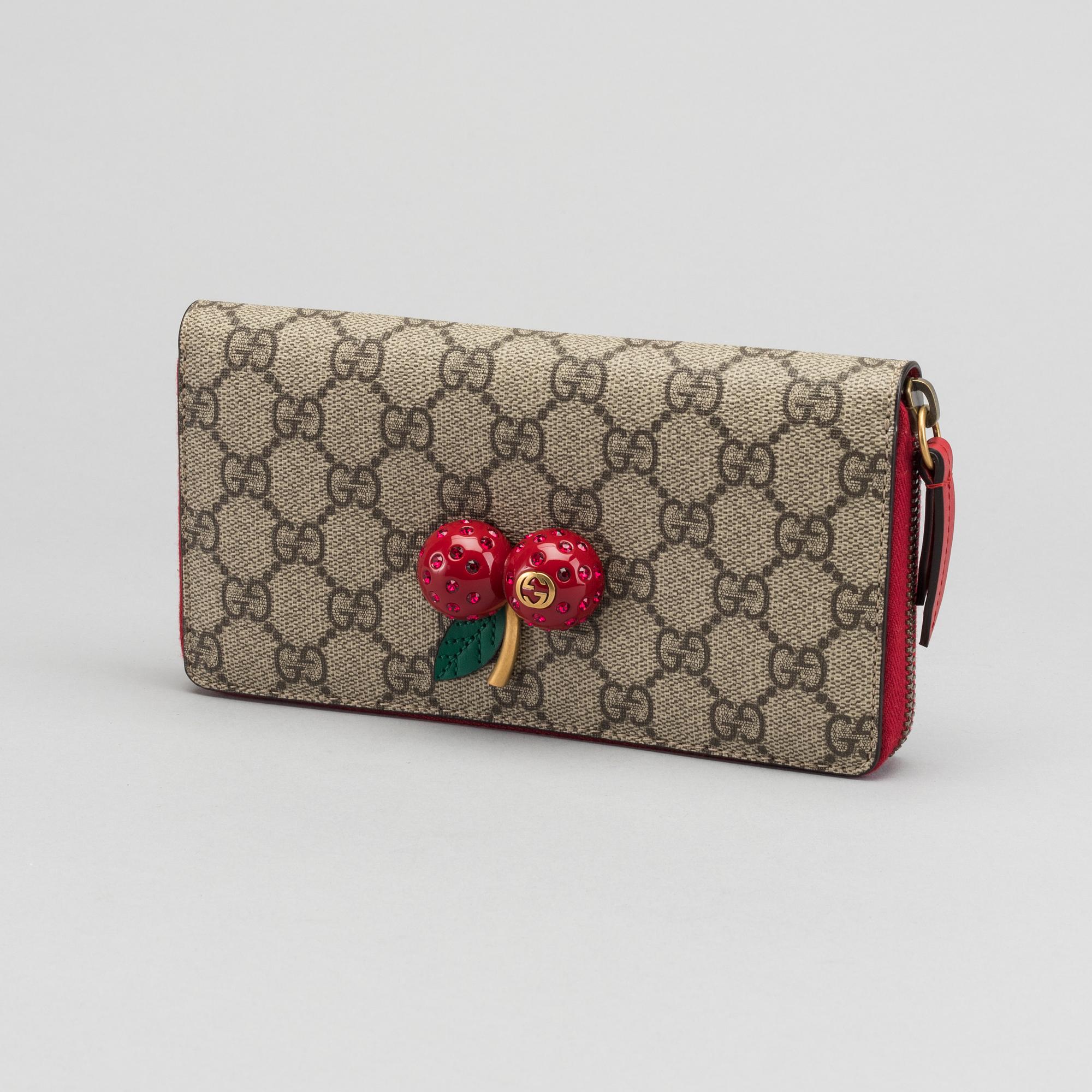 GUCCI plånbok.  "GG Supreme zip around wallet with cherries".