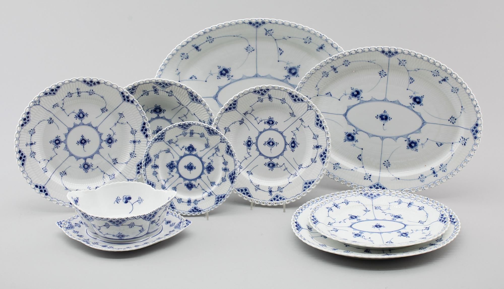 MATSERVIS, 57 delar, porslin, "Musselmalet", Royal Copenhagen.