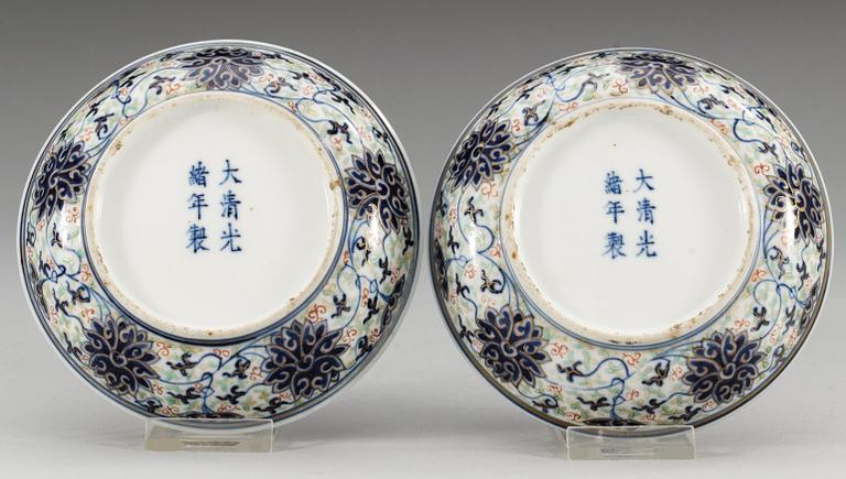 SKÅLFAT, ett par, porslin. Qing dynastin, Guangxus sex karaktäreres märke och period (1875-1908).