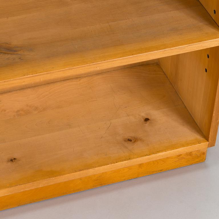 Aino Aalto, kirjahylly /kirjakaappi,  malli 408, O.Y. Huonekalu- ja Rakennustyötehdas A.B, 1950-luvun alku.