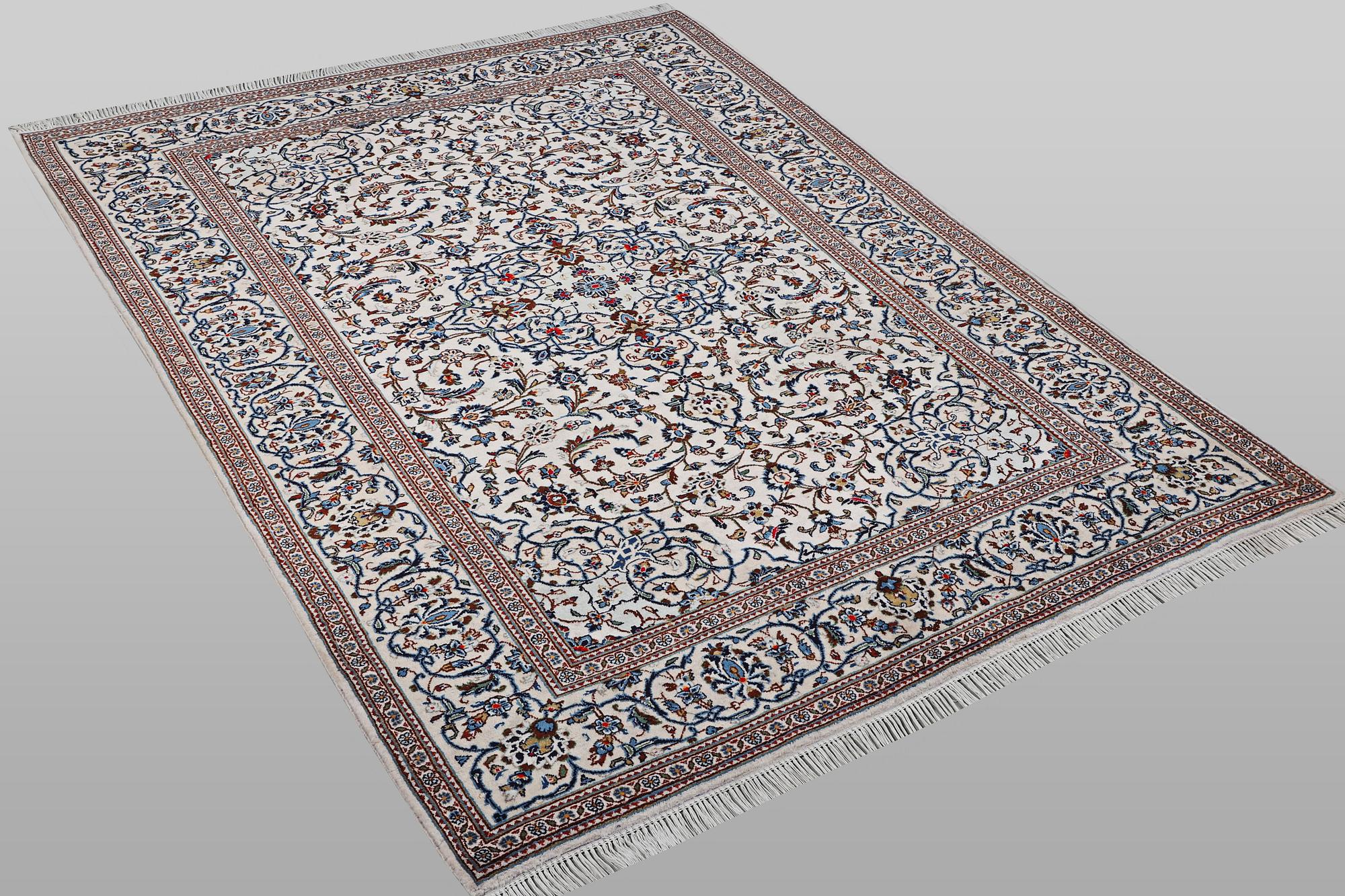 A carpet, Kashan, ca 297 x 197 cm.