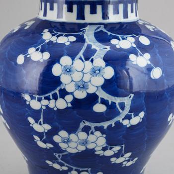 A blue and white jar cover, Qing dynasty, first half of 20th Century.