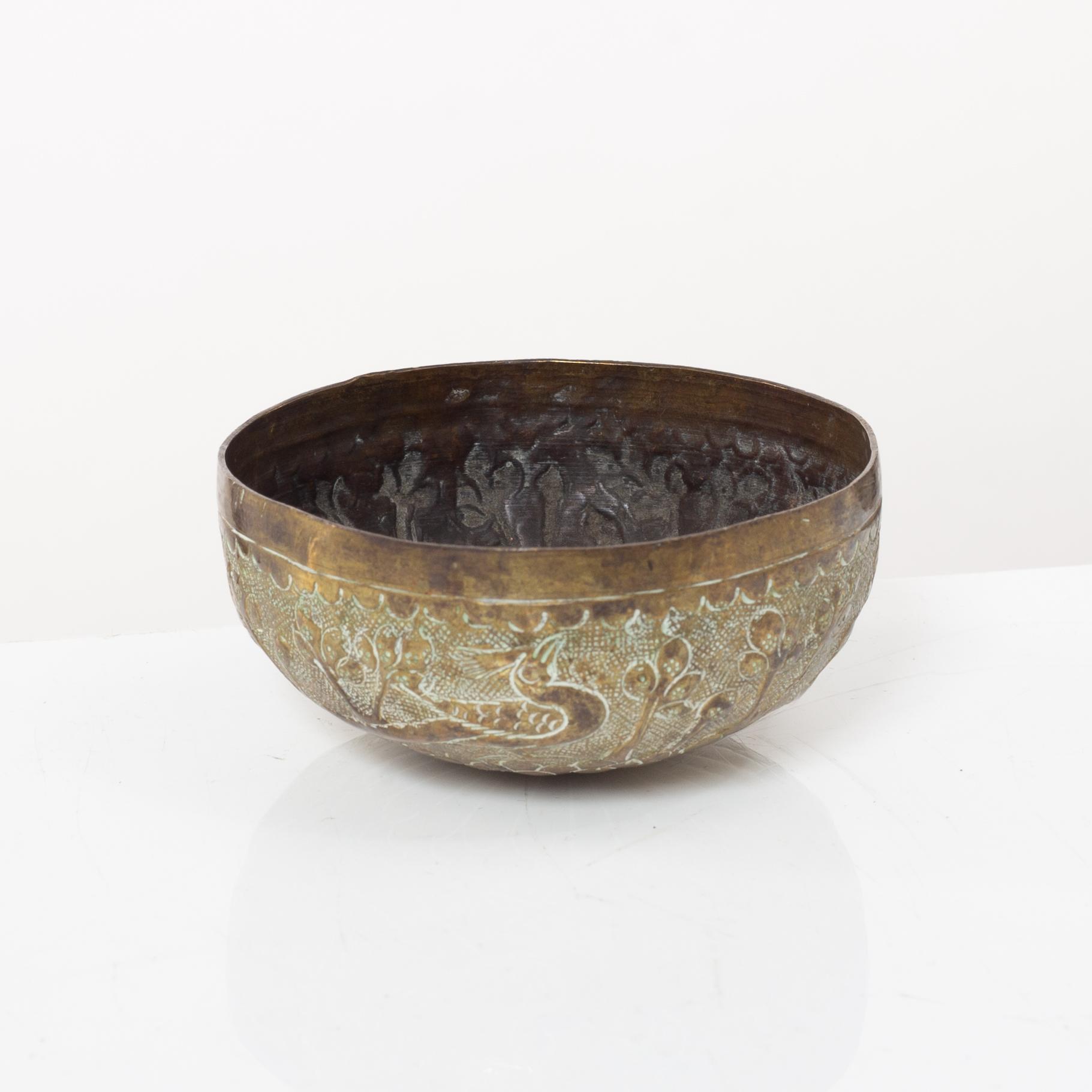 Skålar, tre stycken samt tre bägare och figurin, metall, Centralasien.