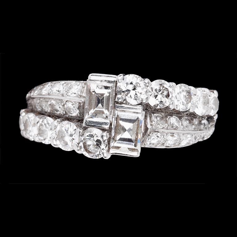 A platinum and diamond ring, tot. app. 2.30 cts.