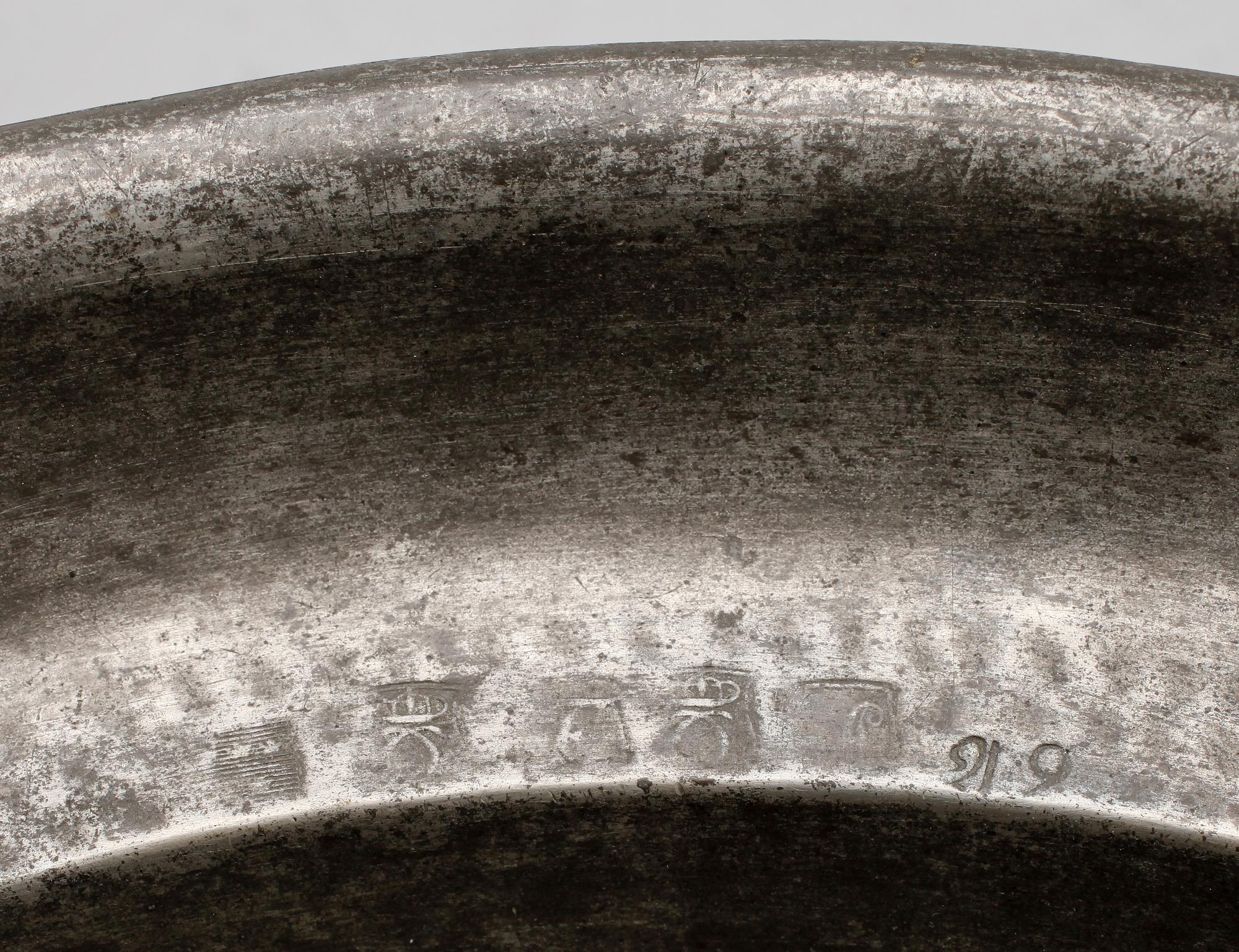 SKÅLFAT, 2 st, tenn, otydliga svenska stämplar, 1800-tal.