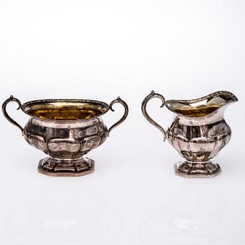 SOCKERSKÅL och GRÄDDSNÄCKA, silver, Johan Akseli Tarkiainen, Viborg 1930. SOCKERTÅNG, silver, Åbo 1953. Tot.vikt 510 g.