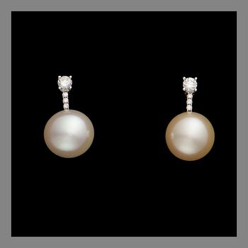 A PAIR OF EARRINGS, freshwater pearls, brilliant cut diamonds. Schoeffel. Weight c. 4.8 g in total.