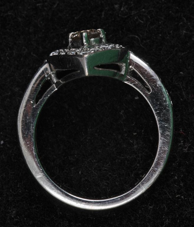 RING, vitguld 18 K med diamanter.