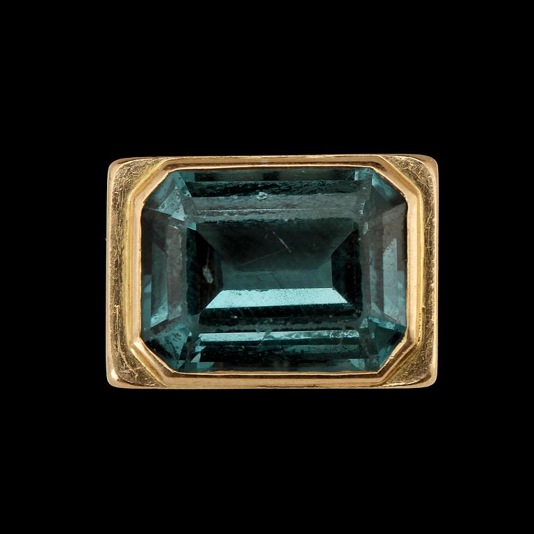 RING, 18k guld med fasettslipad blå sten, Stockholm, 1948. Vikt 11 g.