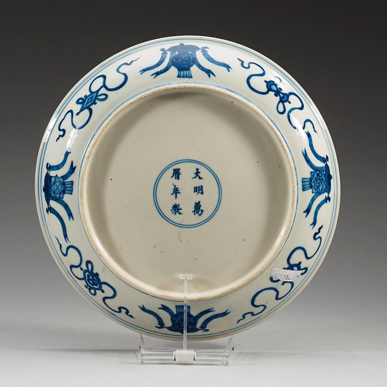 A blue and white dish, Qing dynasty  with Wanlis six character mark (1573-1619).