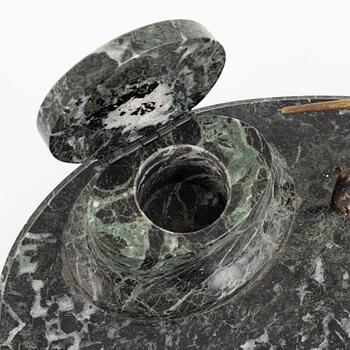 Skrivbordsgarnityr, marmor och brons, 1900-talets första hälft.