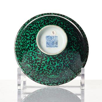 Skål, porslin. Qingdynastin med Qianlongs märke.