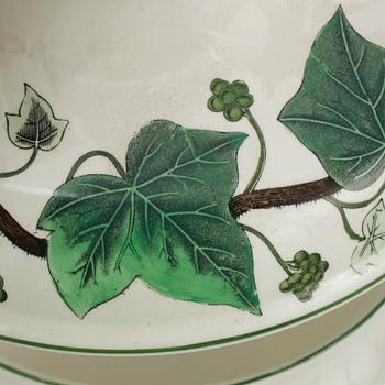 TERRIN med LOCK, porslin, "Napoleon Ivy", Wedgwood, 1900-talets andra hälft.