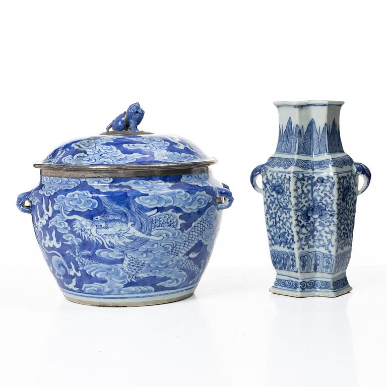 Karott med lock samt vas, porslin. Qingdynastin, 1800-tal.