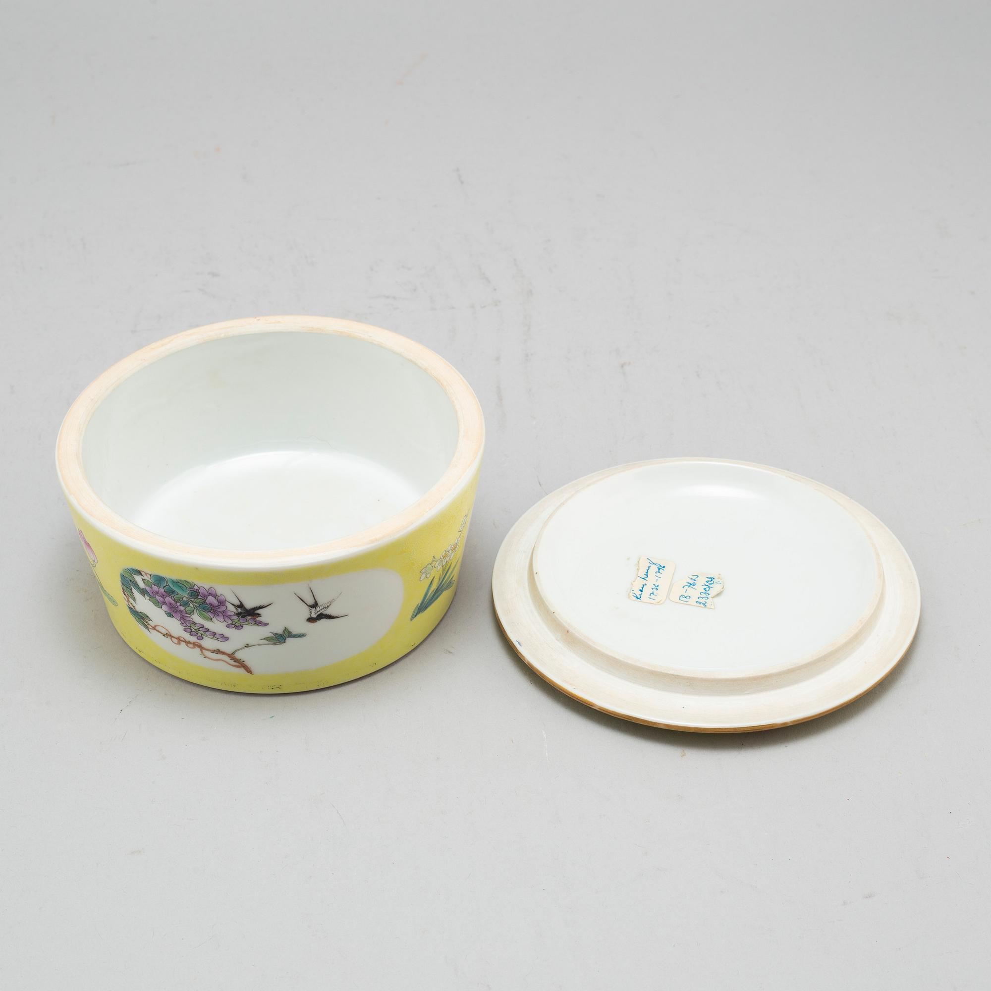 A Chinese famille rose bowl with cover, 20th century.