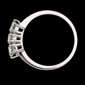 RING, 18 k vitguld, 3 briljantslipade diamanter tot 0.96 ct. Vikt ca 3,8 g.
