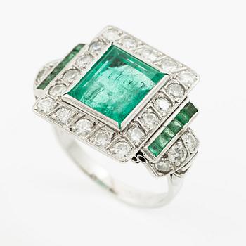 Ring 14K white gold with emeralds and round brilliant-cut diamonds.