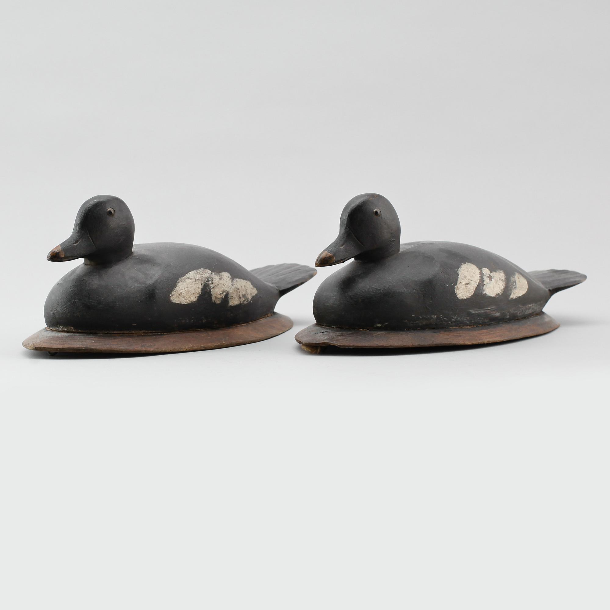 VETTAR, 2 st, målat trä, 1900-talets första hälft.